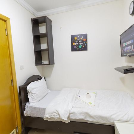 Budget Rooms With Private Bathroom For 'Girls' Only In Dubai, Marina Kültér fotó