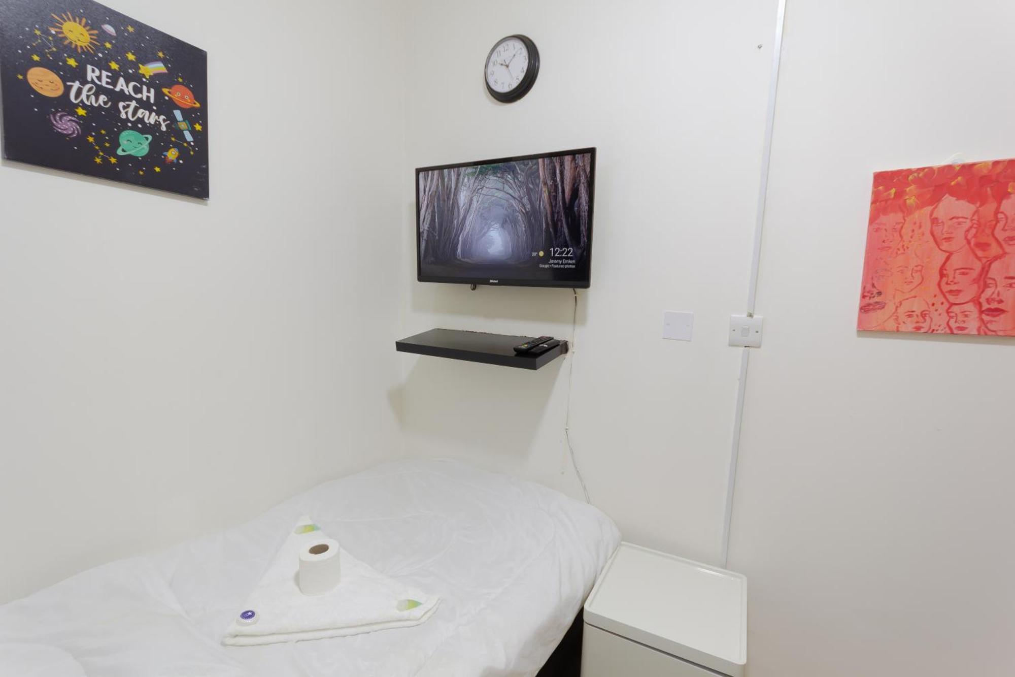 Budget Rooms With Private Bathroom For 'Girls' Only In Dubai, Marina Kültér fotó
