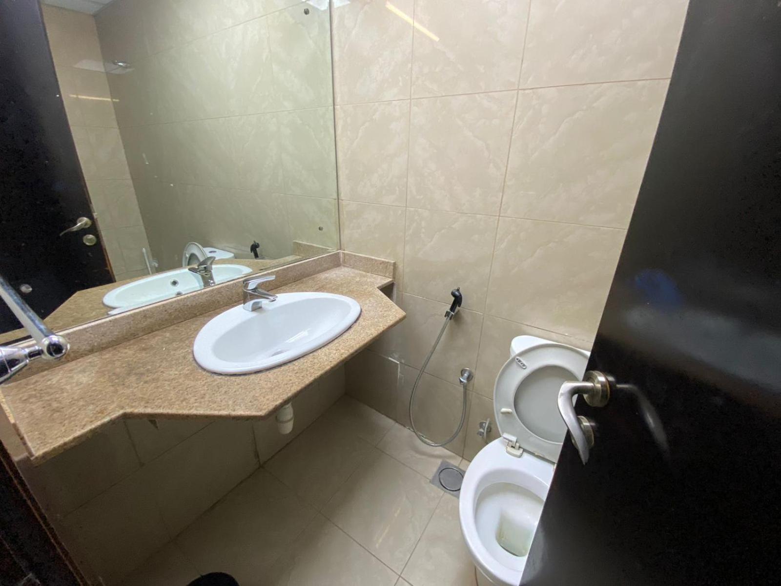 Budget Rooms With Private Bathroom For 'Girls' Only In Dubai, Marina Kültér fotó