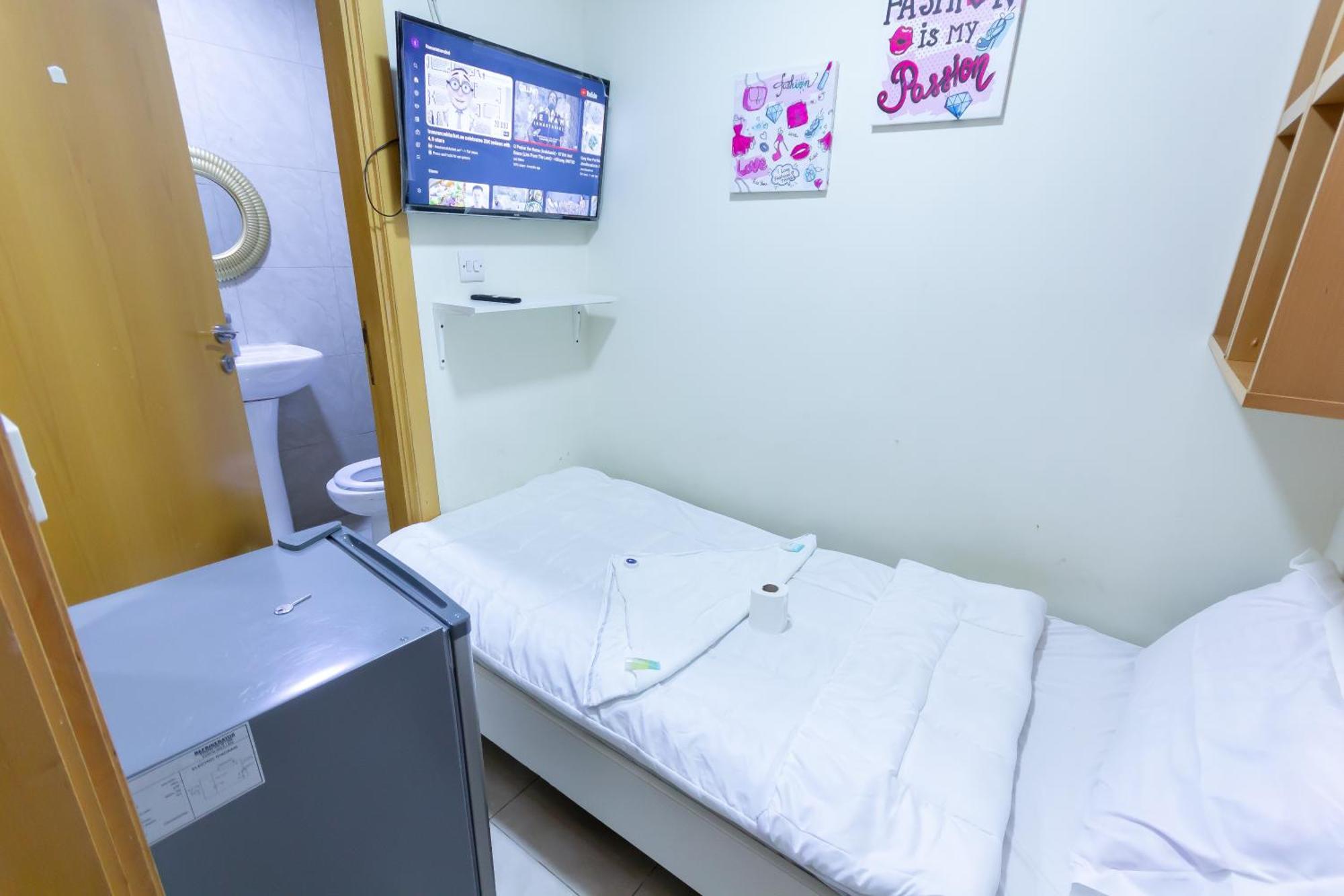 Budget Rooms With Private Bathroom For 'Girls' Only In Dubai, Marina Kültér fotó