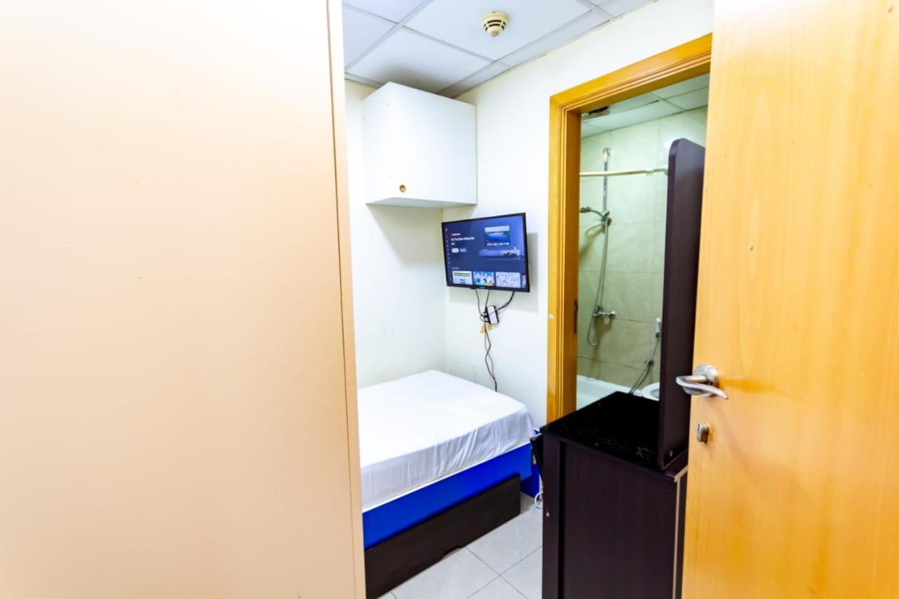 Budget Rooms With Private Bathroom For 'Girls' Only In Dubai, Marina Kültér fotó